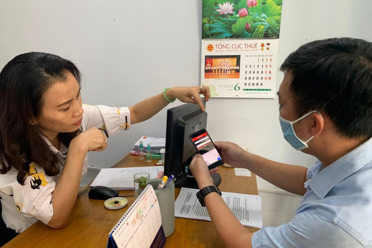 Hà Nội hỗ trợ người dân tra cứu, nộp thuế đất qua eTax Mobile