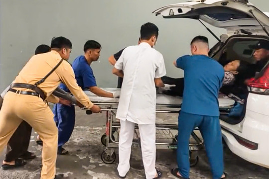 CSGT Hà Nội mở đường, đưa người phụ nữ bị tai nạn đi cấp cứu