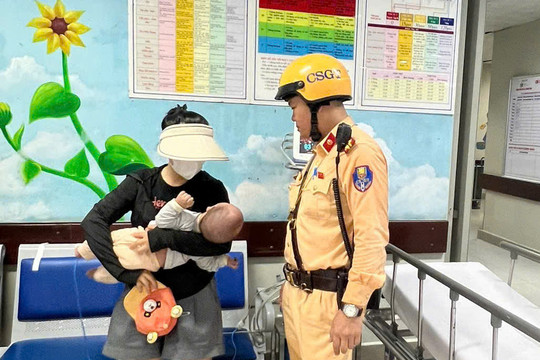 CSGT Hà Nội đội mưa, mở đường đưa cháu bé 4 tháng tuổi đi cấp cứu