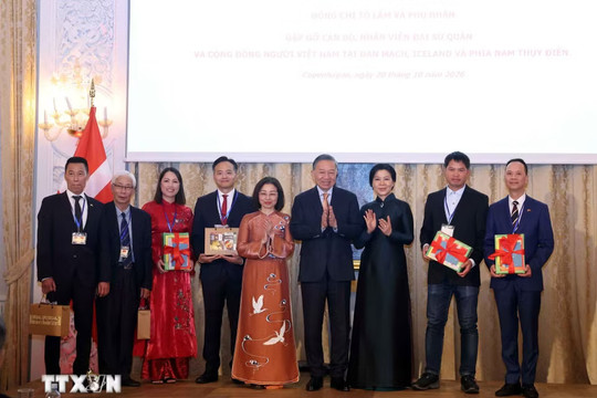 Luôn luôn gắn bó với cội nguồn dân tộc