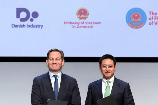VinaCapital, A.P. Moller Capital sign MoU to target Vietnam logistics