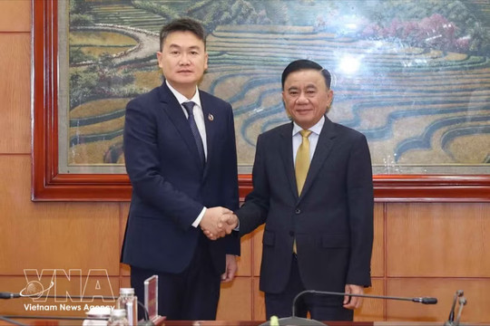 Standing member of CPV Secretariat receives Lao youth delegation