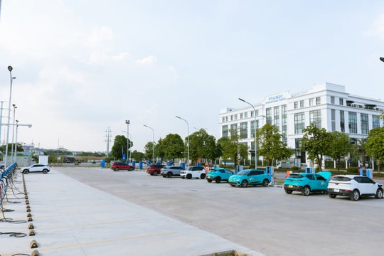 Mục sở thị trạm sạc ô tô điện lớn nhất Việt Nam tại Hà Nội
