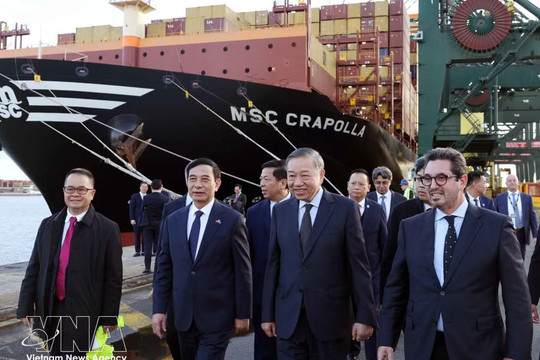 Top leader visits Port of Antwerp-Bruges in Belgium