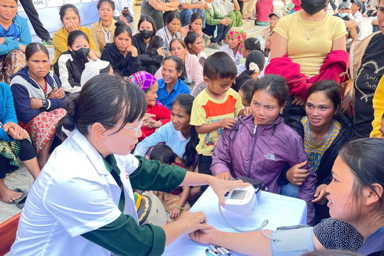 Quảng Trị: Khám, phát thuốc miễn phí và trao quà cho 1.000 hộ dân hai bên biên giới Việt - Lào