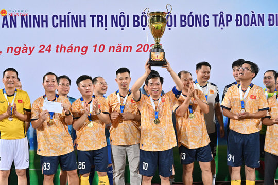 Đội bóng các đại biểu Quốc hội khóa XVI giành chiến thắng tại giải bóng đá giao hữu