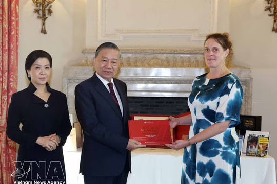 Top Vietnamese leader, his spouse present books to Royal Library of Belgium