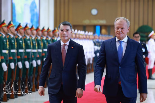 PM Le Minh Hung hosts welcome ceremony for Polish counterpart