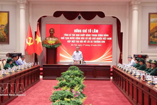 Top leader meets with female drivers on legendary Truong Son Trail
