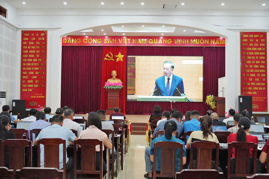 Bài 3: Ánh sáng số soi đường nơi cội nguồn Pác Bó