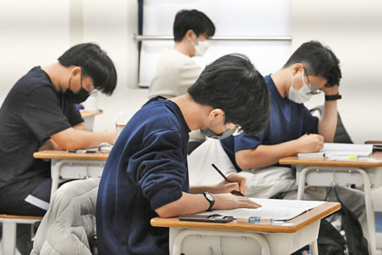 Giáo viên Hàn Quốc đau đầu trước nguy cơ gian lận bằng kính AI