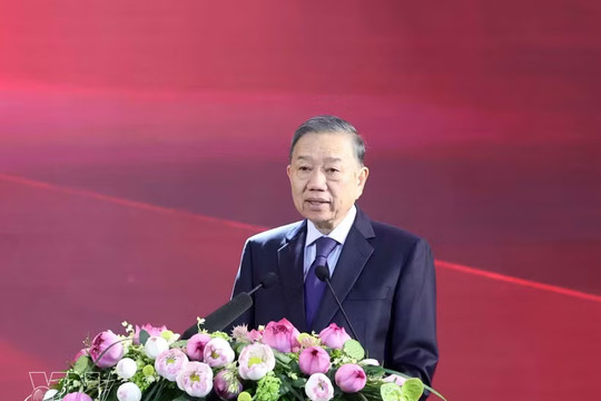 Top leader urges economics university to develop high-quality human resources, nurture talent