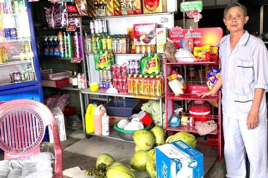 Traditional grocery stores adapt to rise of modern retail