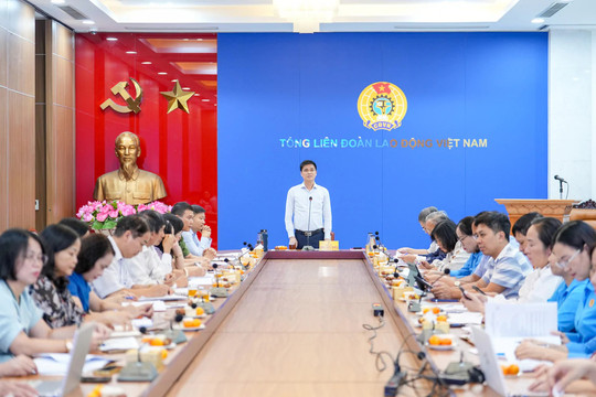 Chăm lo, giáo dục chính trị, tư tưởng cho công nhân theo cách gần gũi