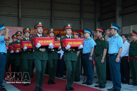Military aircraft transports more samples of war martyrs’ remains to Hanoi for DNA identification
