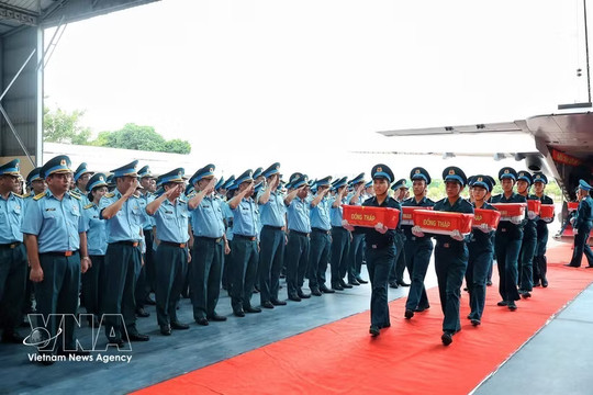 Military aircraft transports 15,401 samples of martyrs' remains to Hanoi for DNA testing