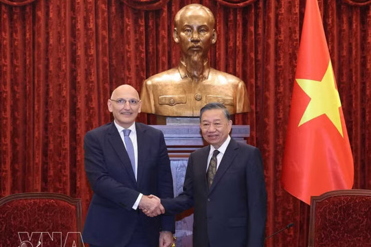 Top leader receives Azerbaijani presidential envoy