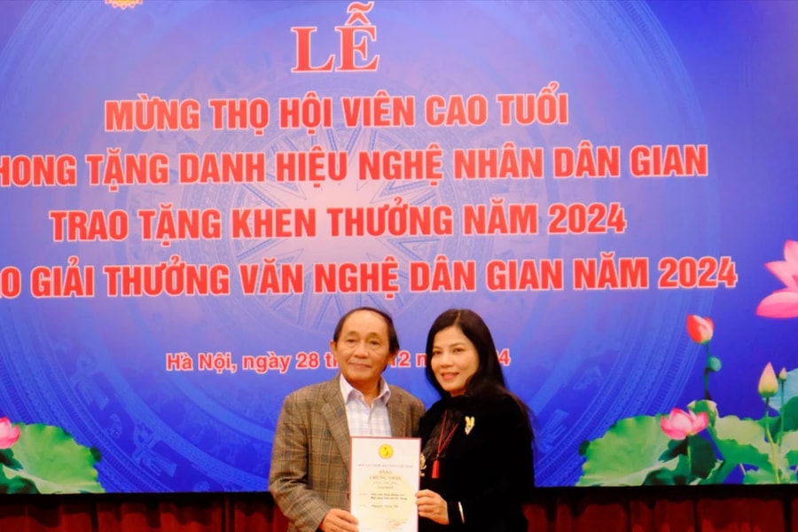 Giải thưởng Văn nghệ dân gian 2024: Nghiên cứu di sản văn hóa người Ca Dong được trao giải Nhất 