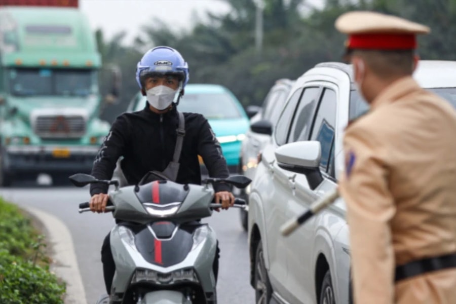 Từ ngày 1.1.2025, người điều khiển ô tô vượt đèn đỏ bị phạt cao nhất 20 triệu đồng