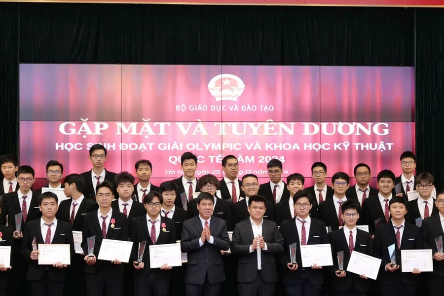 Khen thưởng các học sinh Việt Nam "gặt vàng" trên đấu trường Olympic quốc tế 