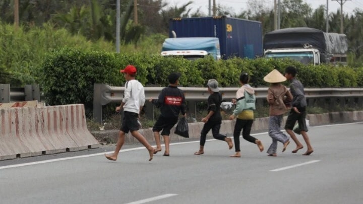 Người đi bộ đi vào đường cao tốc bị phạt tới 600 nghìn đồng