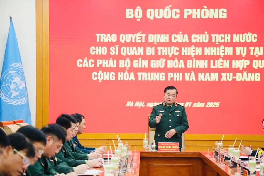 Trao quyết định của Chủ tịch nước cho sĩ quan thực hiện nhiệm vụ gìn giữ hòa bình