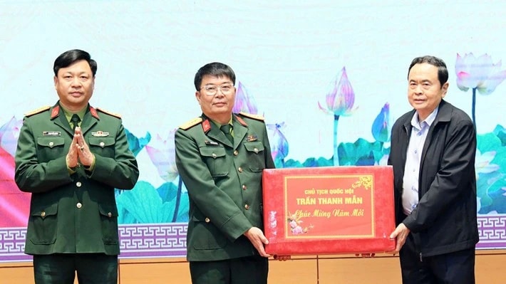 Chủ tịch Quốc hội Trần Thanh Mẫn thăm, tặng quà lực lượng vũ trang, gia đình chính sách, người dân bị thiệt hại do thiên tai tại tỉnh Yên Bái