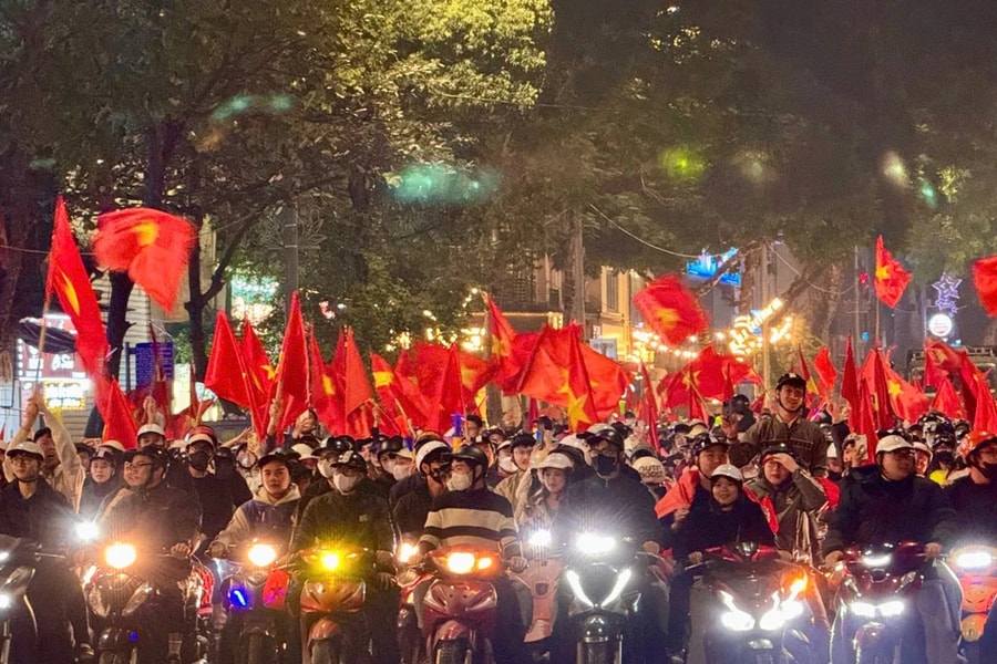Hà Nội: Hàng vạn người xuống đường mừng tuyển Việt Nam vô địch