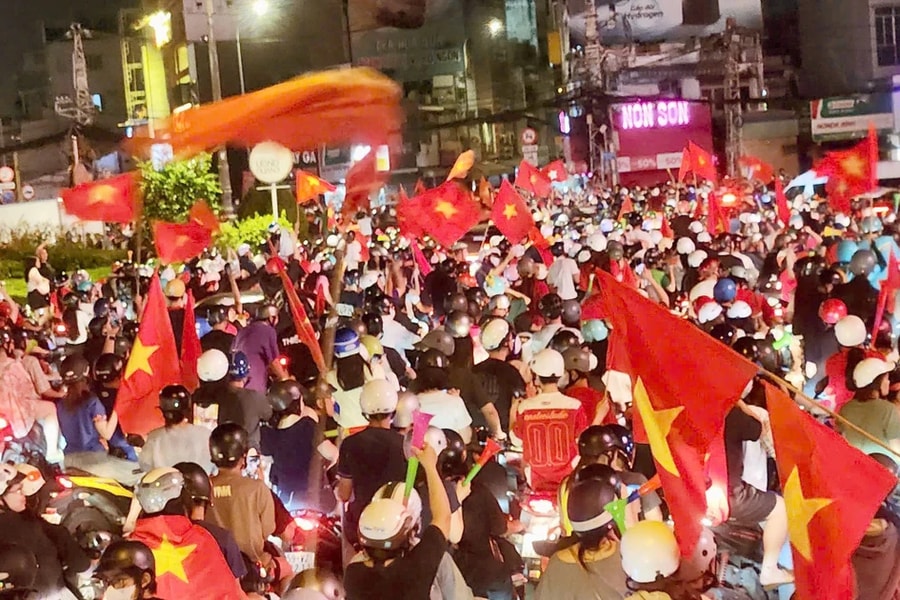 TP. Hồ Chí Minh: Người hâm mộ xuống đường "đi bão" mừng tuyển Việt Nam vô địch