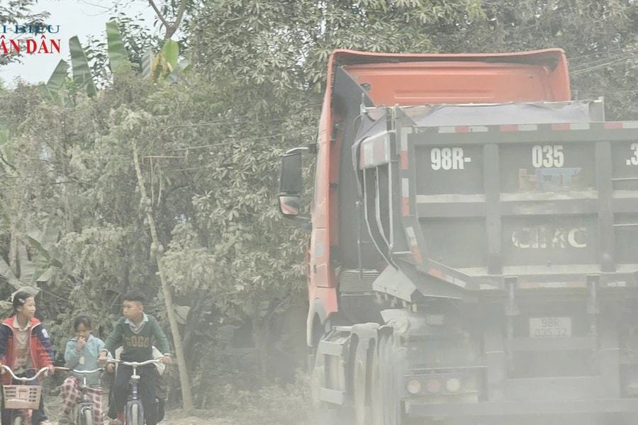 Đoàn xe chở đá từ Lạng Sơn về Bắc Giang có dấu hiệu quá tải hoành hành, cày nát tuyến đường dân sinh tại huyện Hữu Lũng 