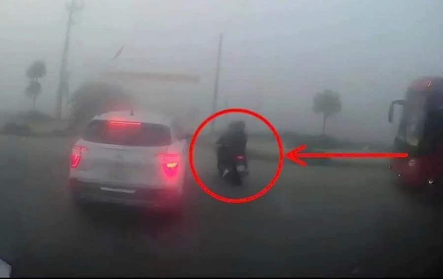 Nghệ An: Xe máy va chạm với xe khách, 3 người thương vong