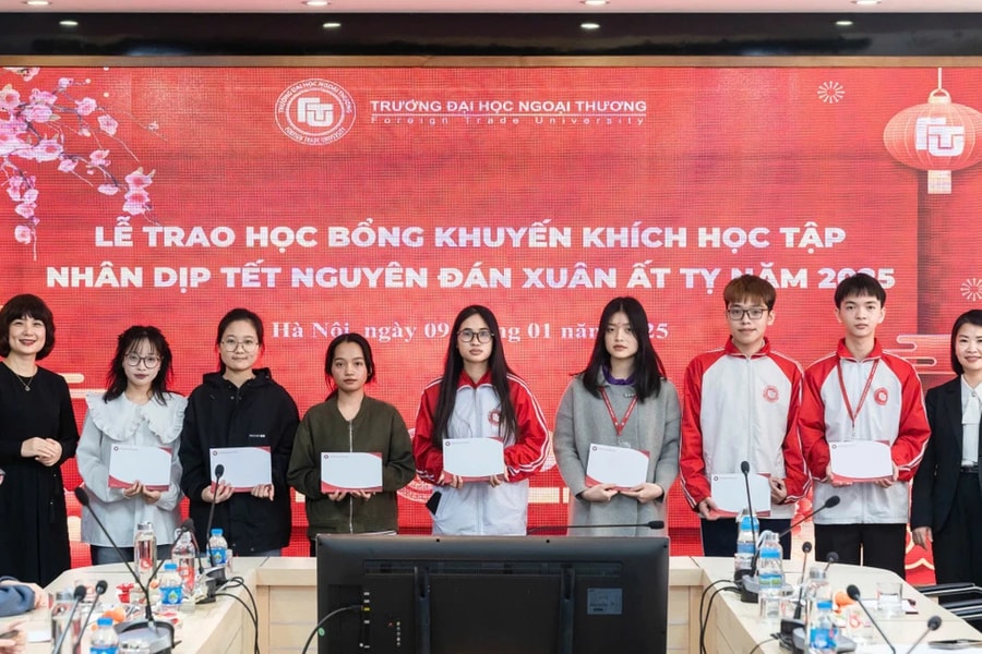 Trường Đại học Ngoại thương trao học bổng cho sinh viên có hoàn cảnh khó khăn 