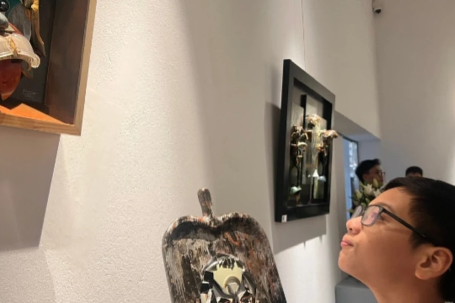 Tác phẩm chân dung ghép gốm trên sơn mài 