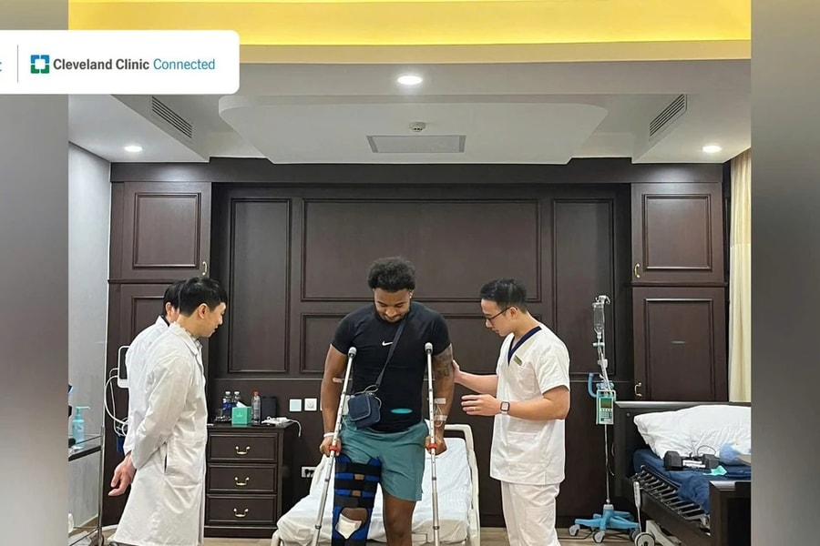 Cầu thủ Nguyễn Xuân Son tự tin chống nạng tập luyện phục hồi sau chấn thương