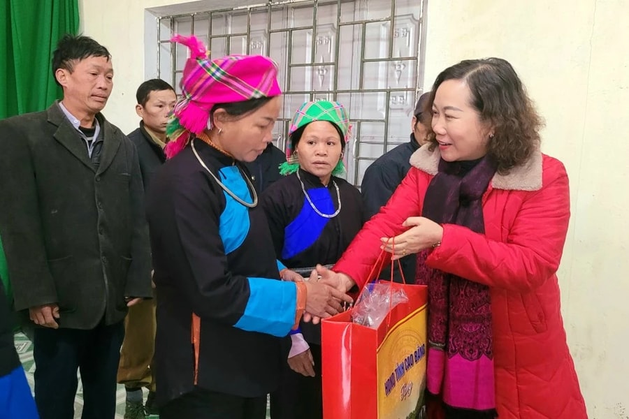Cao Bằng: Phó Chủ tịch HĐND tỉnh Hà Nhật Lệ thăm, tặng quà Tết cho xóm Phiêng Mòn, huyện Bảo Lạc