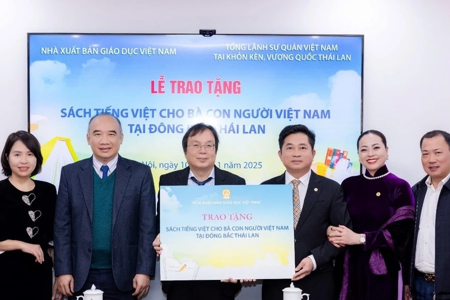 Nhà xuất bản Giáo dục Việt Nam trao tặng sách cho đồng bào người Việt tại Đông Bắc Thái Lan