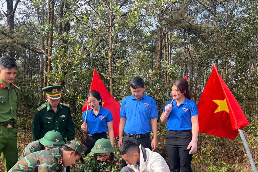 Đắk Nông rực sáng, lấp lánh cờ Tổ quốc nhờ công trình thanh niên "Thắp sáng đường biên"