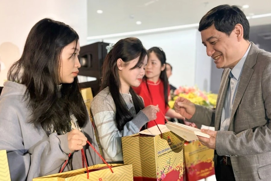 Chủ nhiệm Ủy ban Văn hóa, Giáo dục Nguyễn Đắc Vinh trao quà Tết cho công nhân ở Nghệ An