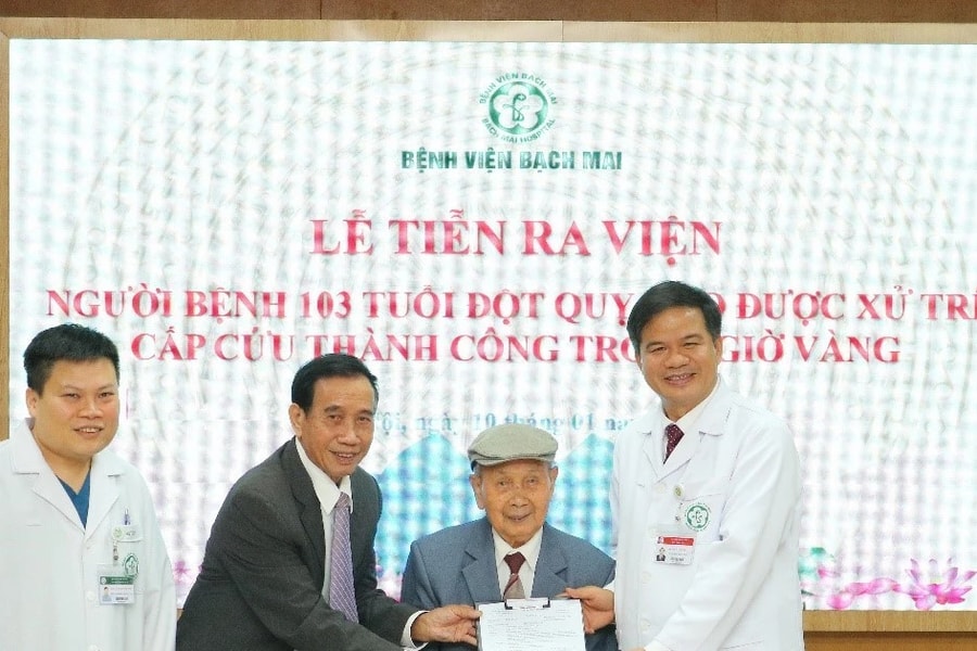 12 giờ cân não cứu sống cụ ông 103 tuổi bị đột quỵ sau trận bóng Việt Nam - Thái Lan