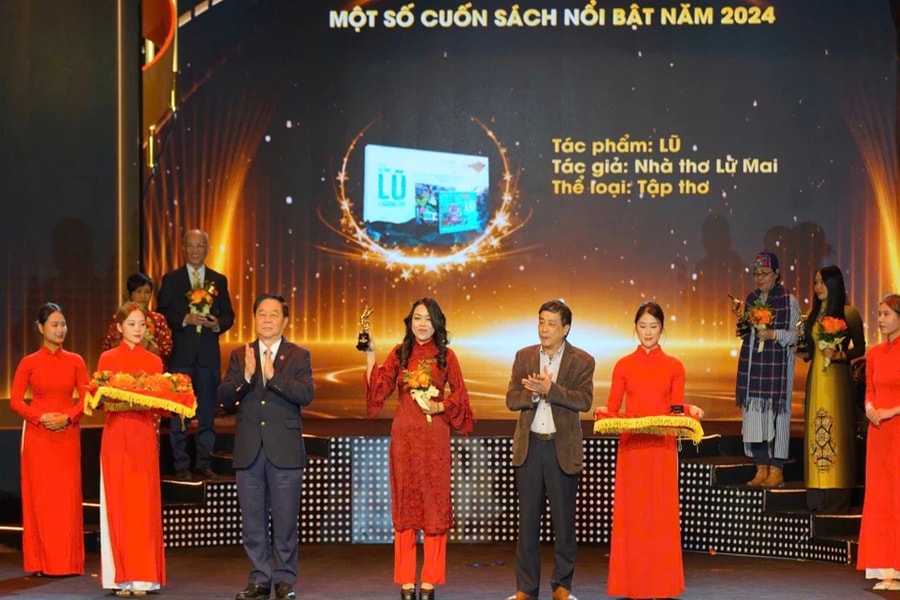 Trường ca "Lũ": Cuốn sách điện tử nổi bật năm 2024