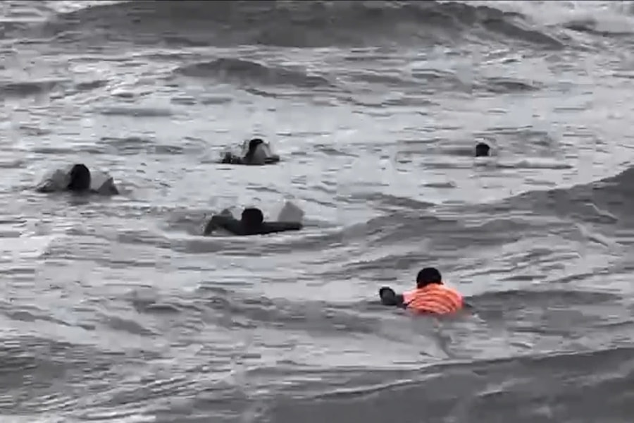 Cứu 8 ngư dân trên 2 tàu cá bị chìm và cháy trên biển Quảng Bình 