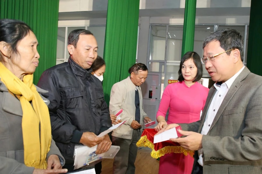 Tặng 400 suất quà Tết cho gia đình chính sách, gia đình có hoàn cảnh khó khăn tại huyện Hải Hậu