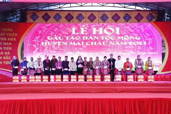 Đoàn ĐBQH tỉnh Hòa Bình thăm, tặng quà các hộ gia đình chính sách huyện Mai Châu