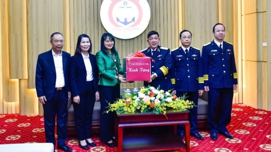 Agribank thăm và tặng quà cán bộ, chiến sỹ vùng biển đảo Đông Bắc nhân dịp Tết Ất Tỵ 2025 