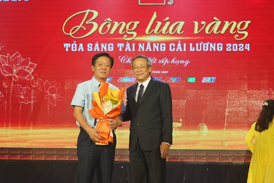 Chung sức nông dân ra đồng, chung lòng gìn giữ thanh âm dân tộc