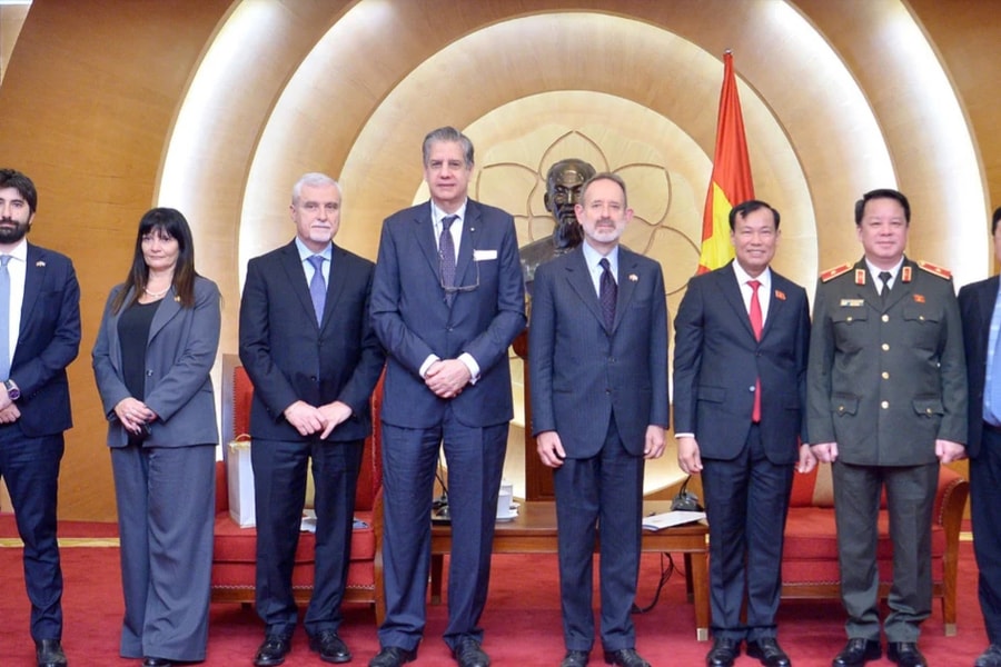 Chủ nhiệm Ủy ban Quốc phòng và An ninh, Trung tướng Lê Tấn Tới tiếp Chủ tịch Tập đoàn Leonardo S.p.A