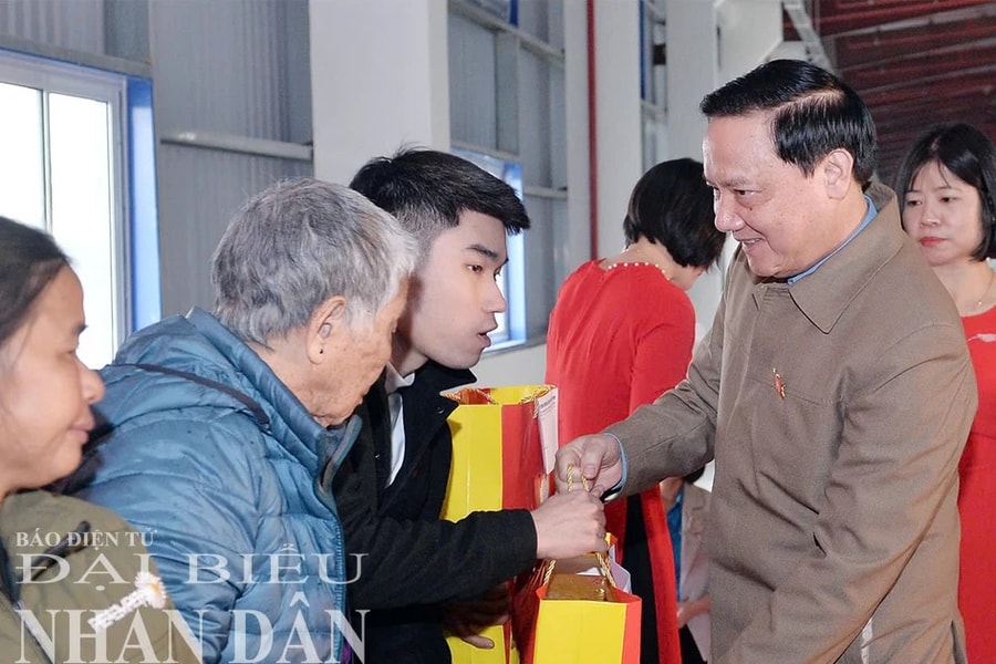 Phó Chủ tịch Quốc hội Nguyễn Khắc Định trao quà Tết cho hộ nghèo, công nhân lao động có hoàn cảnh khó khăn tỉnh Ninh Bình
