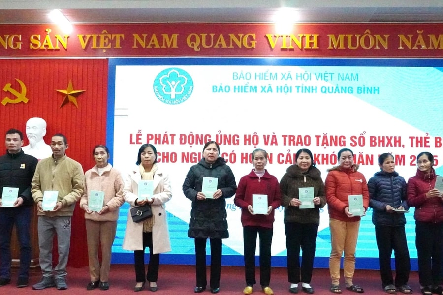 BHXH tỉnh Quảng Bình trao tặng sổ BHXH, thẻ BHYT cho người có hoàn cảnh khó khăn