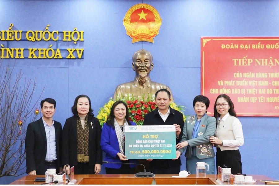 Đoàn ĐBQH tỉnh Hòa Bình tiếp nhận 500 suất quà Tết tặng đồng bào bị thiệt hại bởi thiên tai