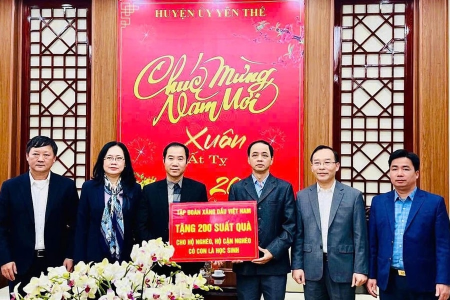 Đoàn ĐBQH tỉnh Bắc Giang tặng quà cho các gia đình chính sách và hộ nghèo